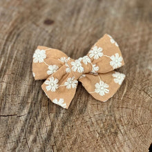 Charger l&#39;image dans la galerie, Duo de boucle moyenne | Pince tissu | Beige Fleuri